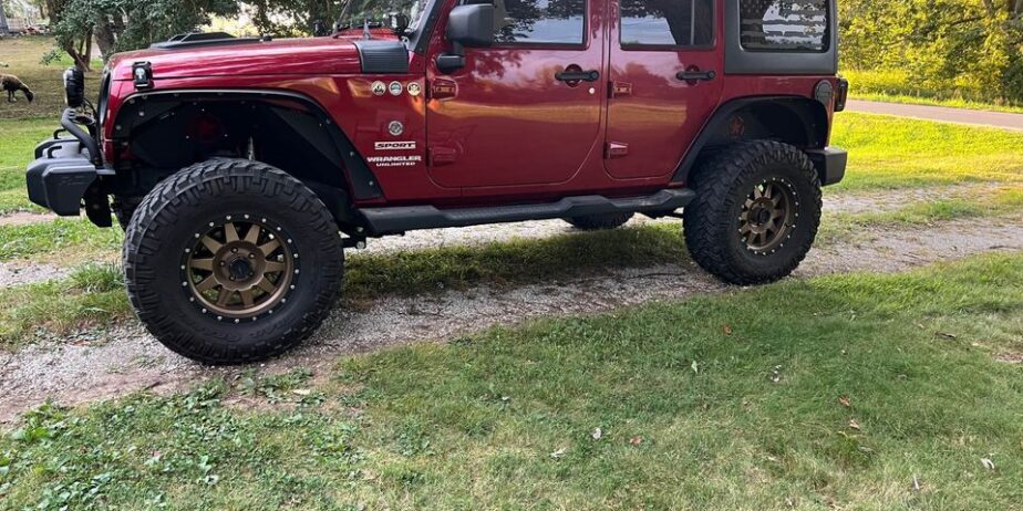 2011 Jeep Wrangler JKU -3.5” pro comp lift -Rough country control arm relocation -Falcon 2.1 steering stabilizer -Fox 2.0 shocks -35” Nitto’s -Remote start -Yukon 5.13 gears