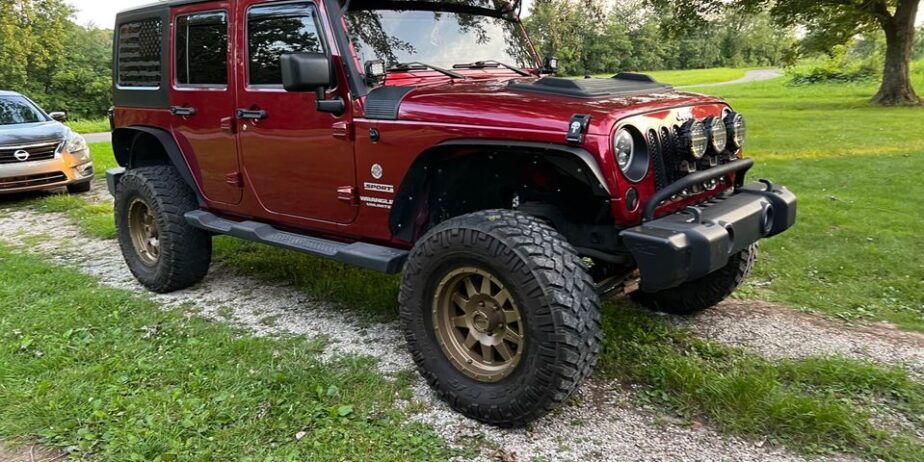 2011 Jeep Wrangler JKU -3.5” pro comp lift -Rough country control arm relocation -Falcon 2.1 steering stabilizer -Fox 2.0 shocks -35” Nitto’s -Remote start -Yukon 5.13 gears