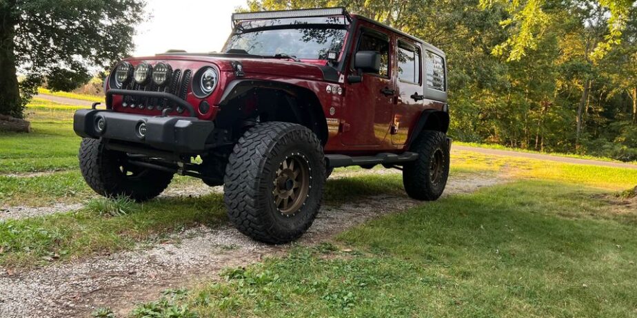 2011 Jeep Wrangler JKU -3.5” pro comp lift -Rough country control arm relocation -Falcon 2.1 steering stabilizer -Fox 2.0 shocks -35” Nitto’s -Remote start -Yukon 5.13 gears