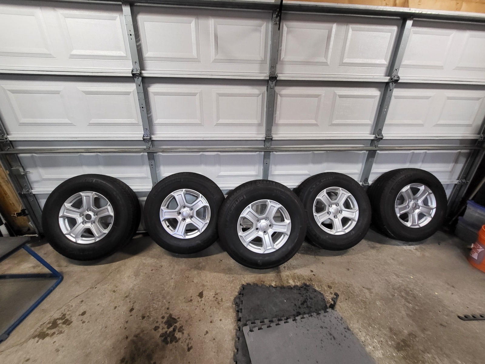Factory jeep MICHELIN TIRES. 245/75/R17