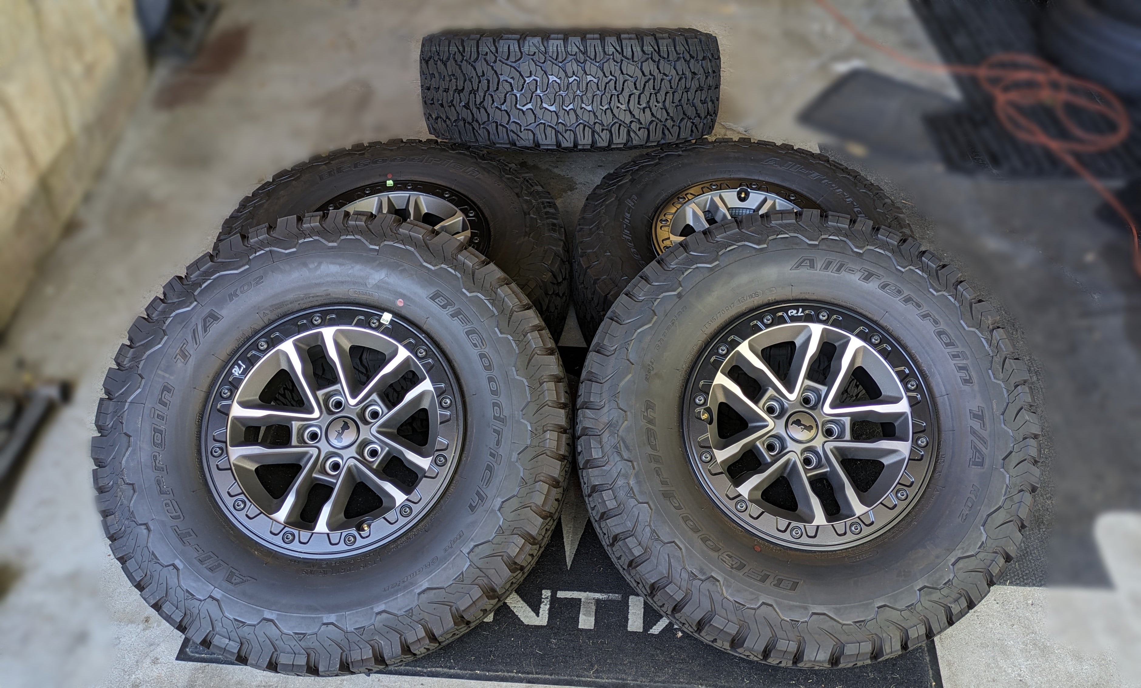 2024 Jeep Wrangler Rubicon Xtreme Recon Beadlock 315/70R17 BFG Goodrich 35″ KO2