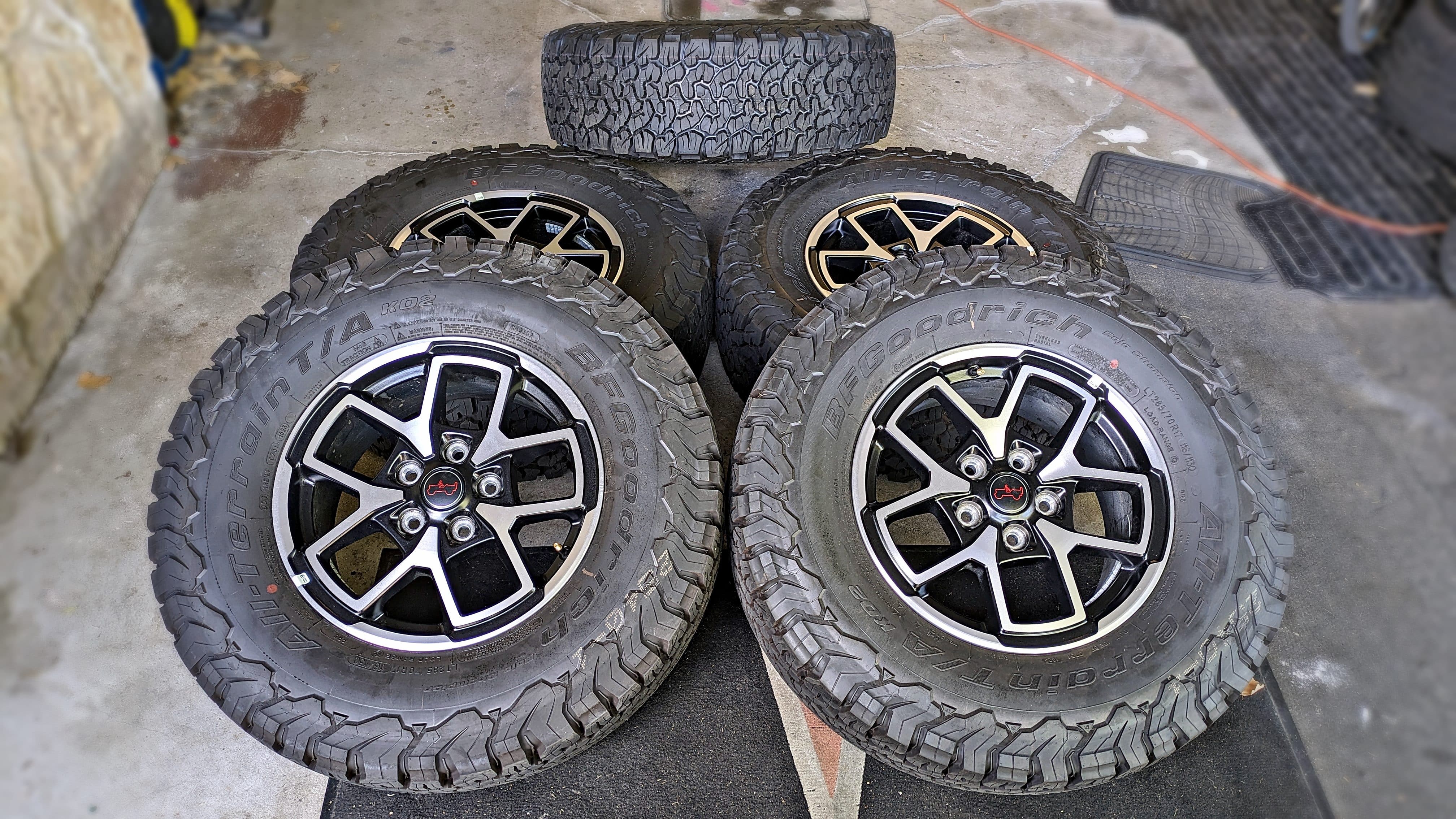 2024 Jeep Wrangler Rubicon 285/70R17 BFG Goodrich KO2 33″ All Terrain NEW