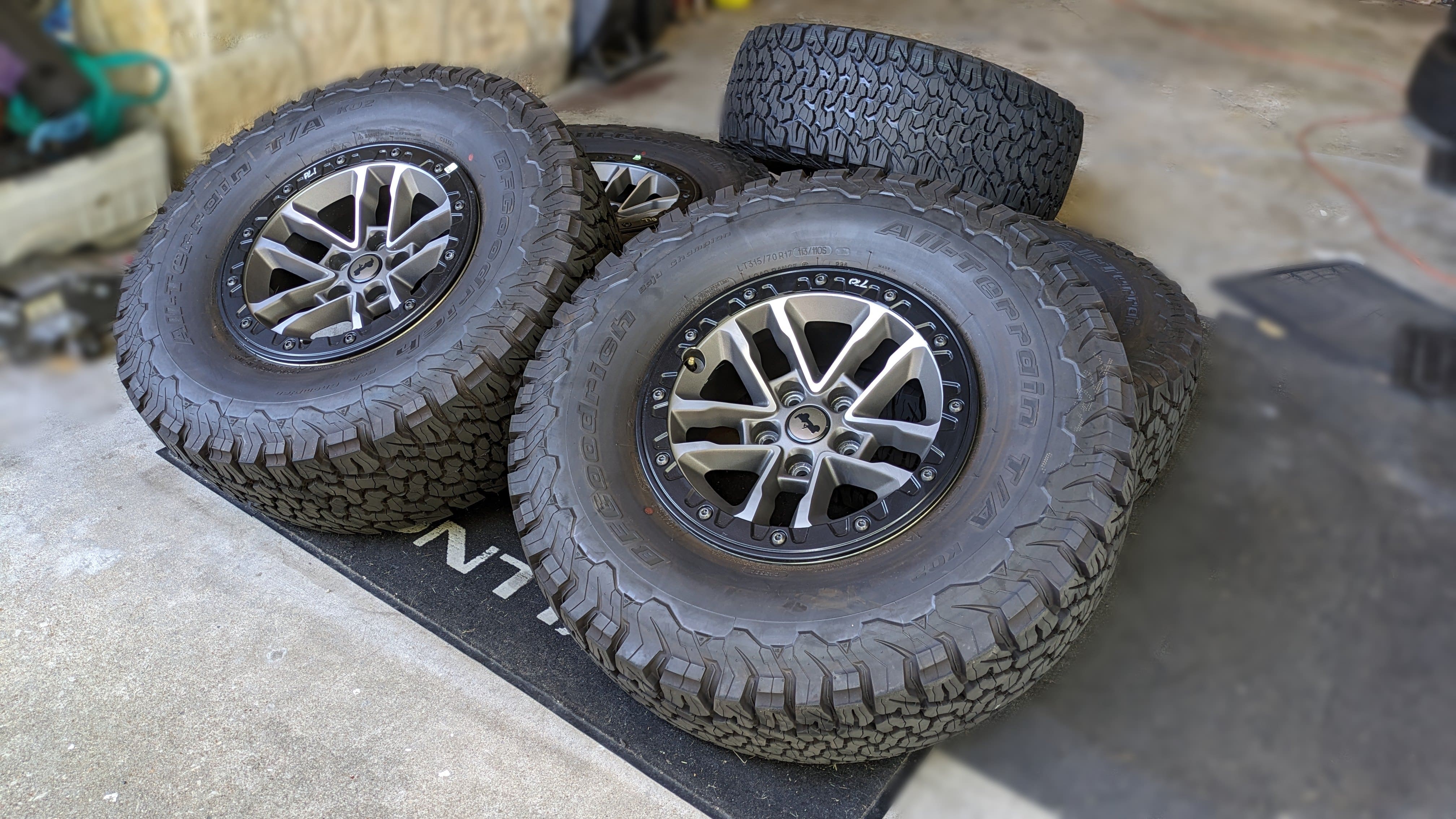 2024 Jeep Wrangler Rubicon Xtreme Recon Beadlock 315/70R17 BFG Goodrich 35″ KO2