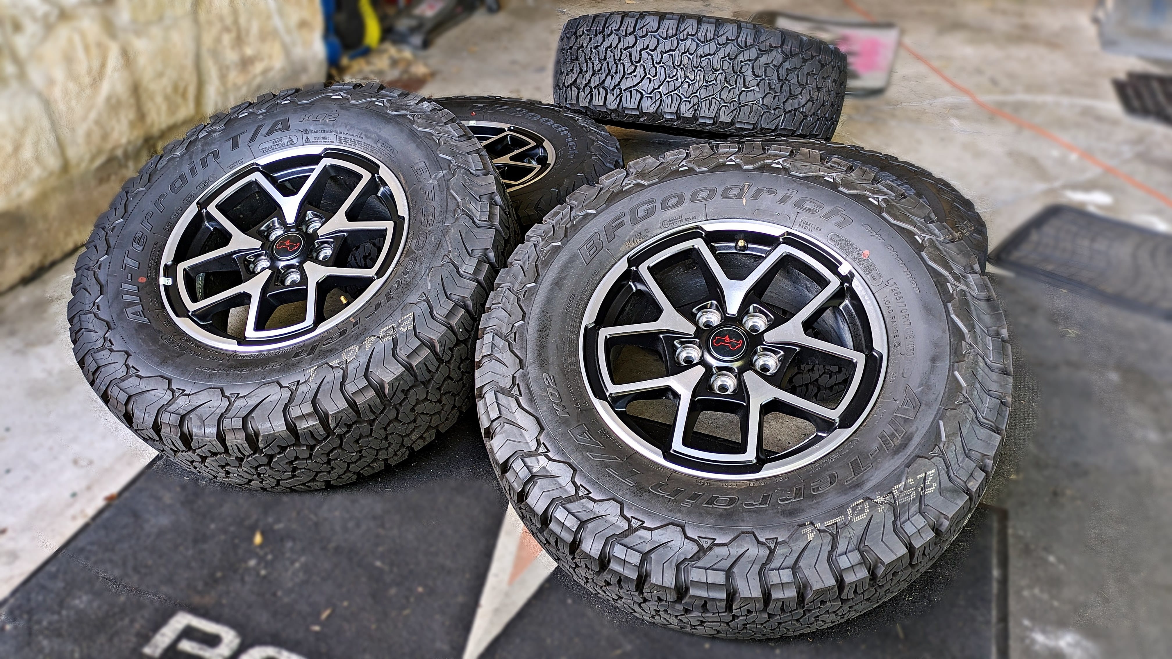 2024 Jeep Wrangler Rubicon 285/70R17 BFG Goodrich KO2 33″ All Terrain NEW