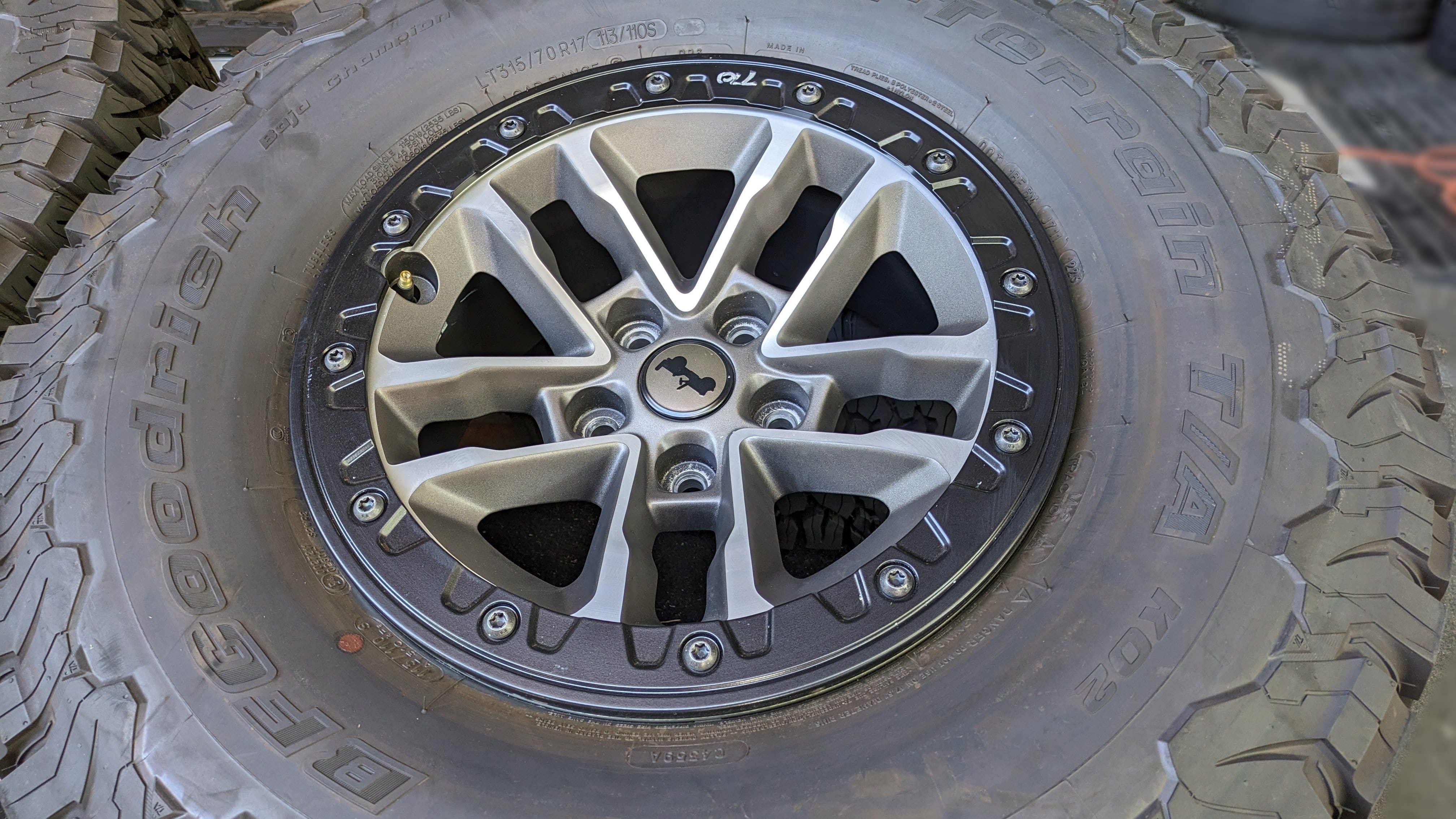 2024 Jeep Wrangler Rubicon Xtreme Recon Beadlock 315/70R17 BFG Goodrich 35″ KO2