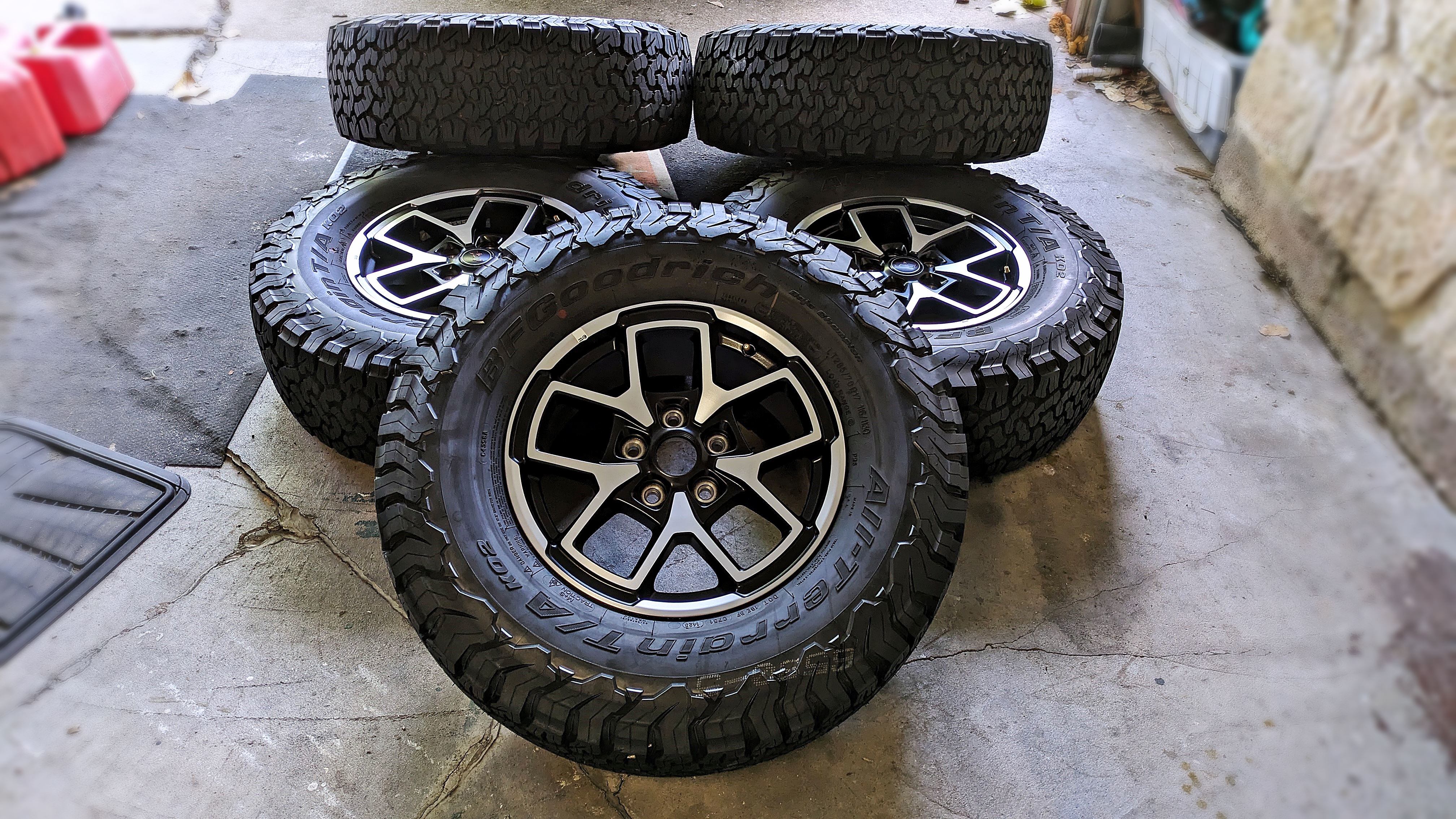 2024 Jeep Wrangler Rubicon 285/70R17 BFG Goodrich KO2 33″ All Terrain NEW