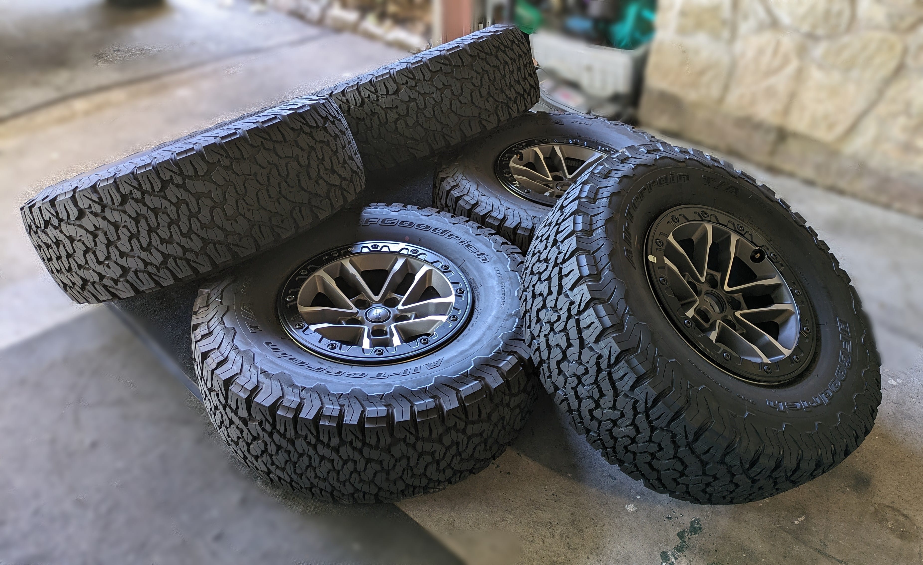 2024 Jeep Wrangler Rubicon Xtreme Recon Beadlock 315/70R17 BFG Goodrich 35″ KO2
