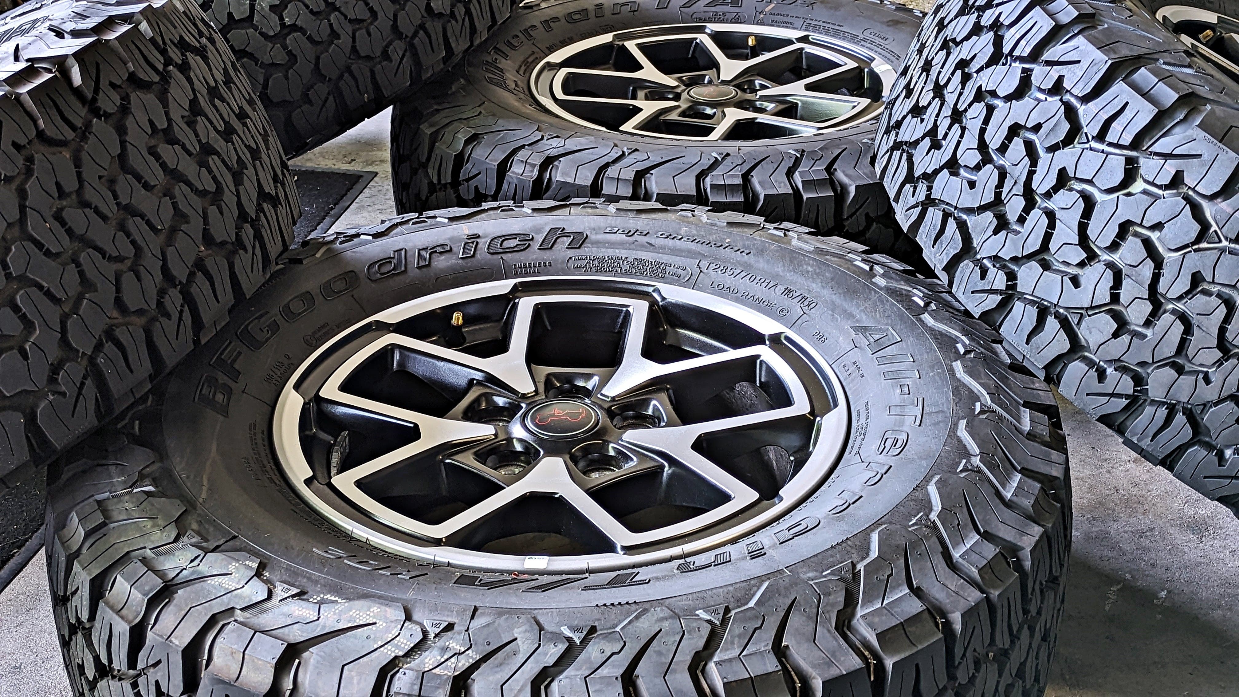 2024 Jeep Wrangler Rubicon 285/70R17 BFG Goodrich KO2 33″ All Terrain NEW