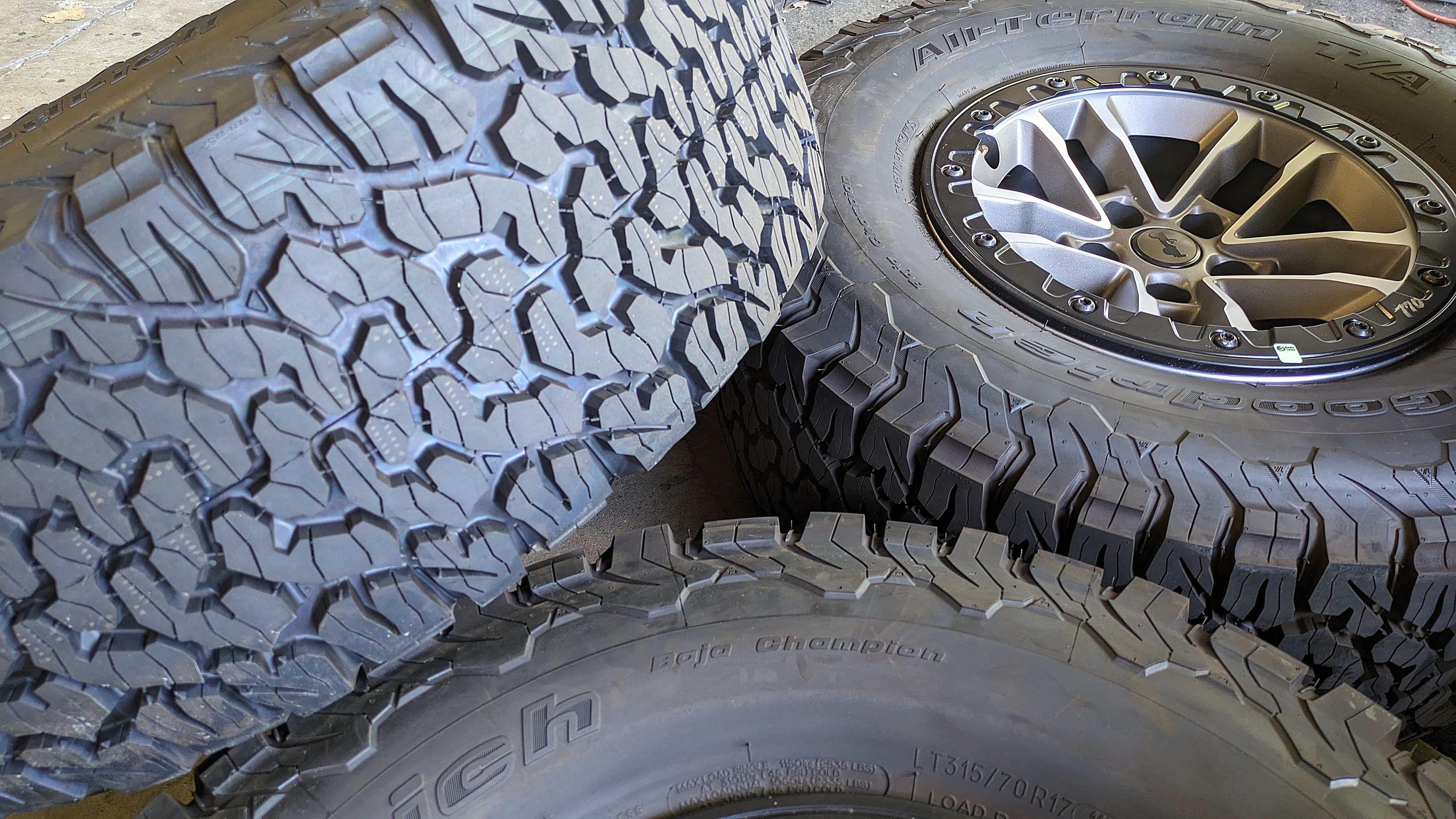 2024 Jeep Wrangler Rubicon Xtreme Recon Beadlock 315/70R17 BFG Goodrich 35″ KO2