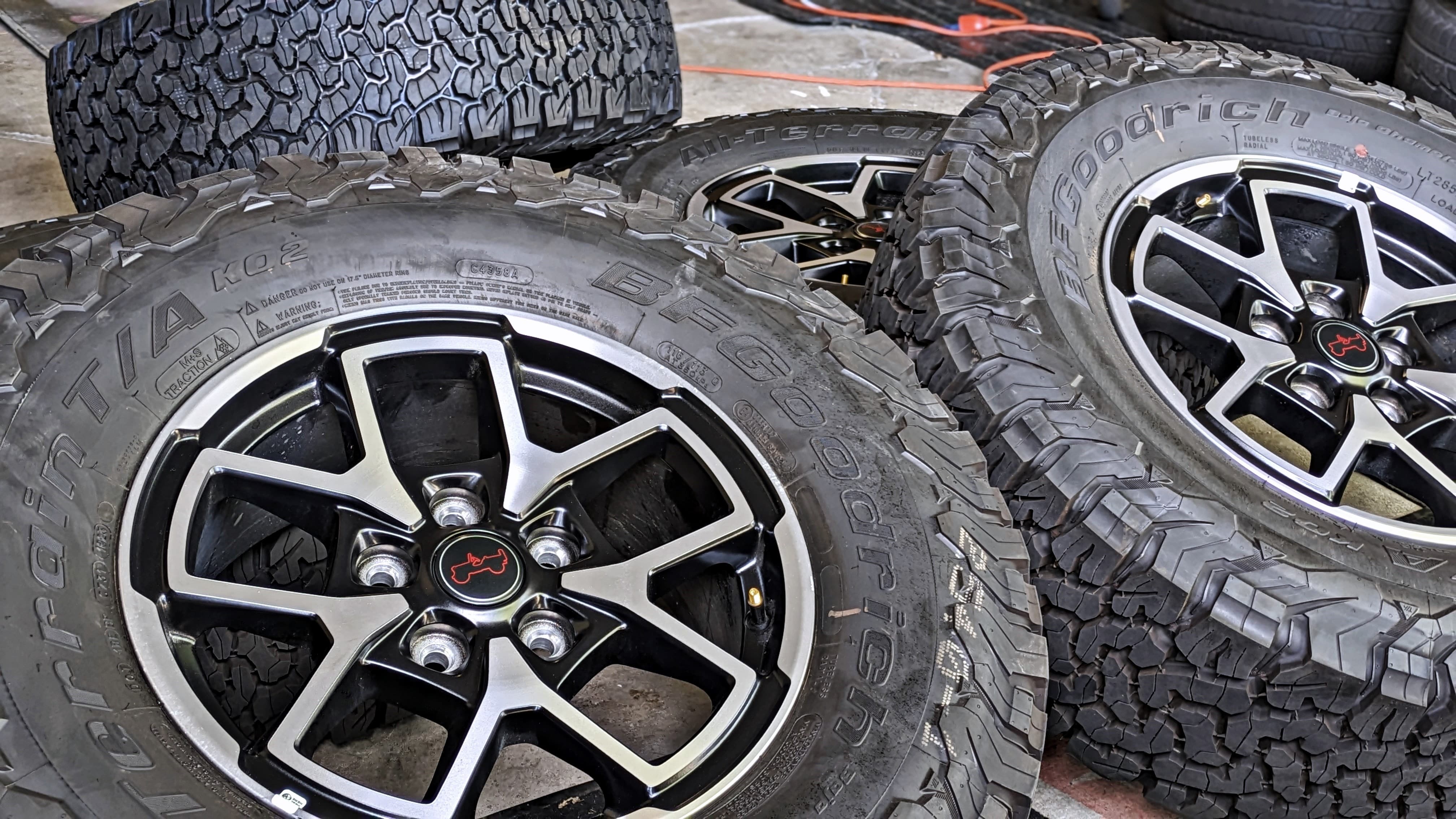2024 Jeep Wrangler Rubicon 285/70R17 BFG Goodrich KO2 33″ All Terrain NEW