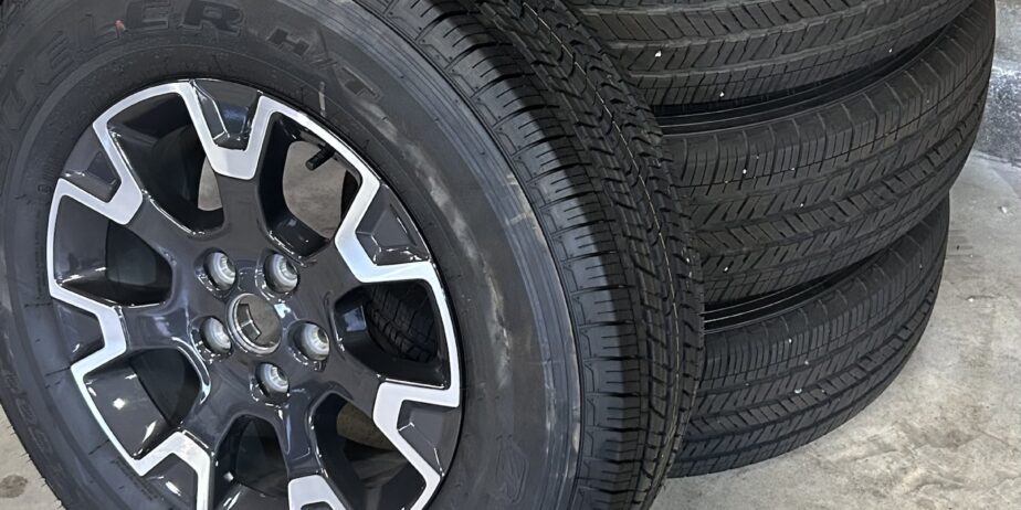 2024 Jeep Wrangler Tires & Wheels (Bridge Stone Dueler h/t 255/70r18)