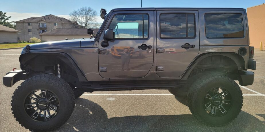 2018 JEEP WRANGLER UNLIMITED SAHARA 27,000 MILES/LOTS OF EXTRAS!!!