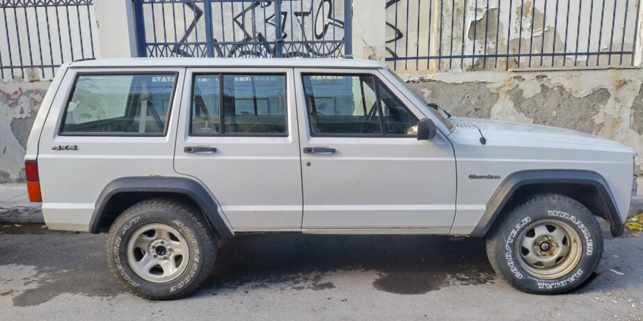 1991 Nato military equipped cherokee, straight 6, 5 speed manual, heavy duty