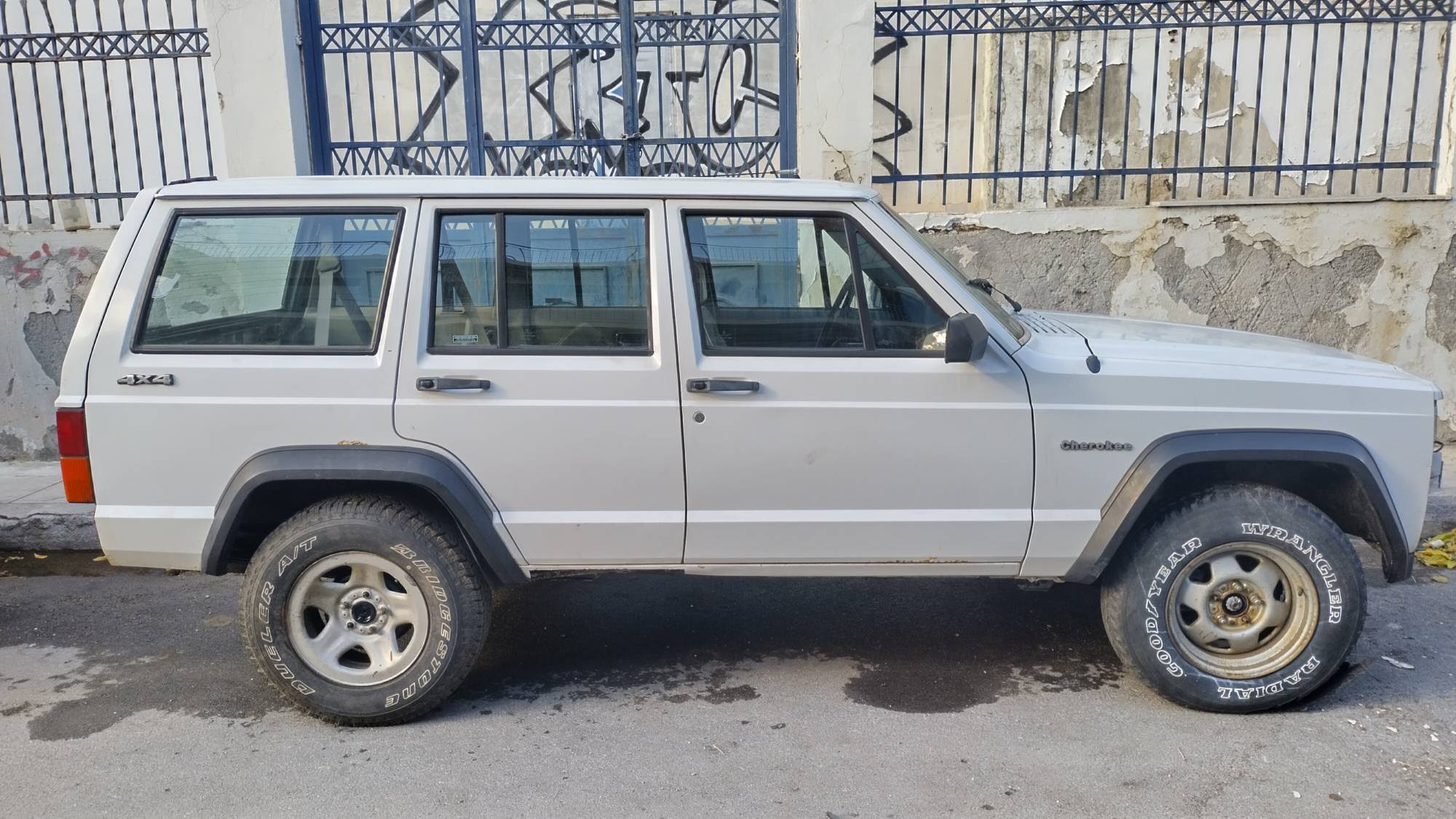 1991 Nato military equipped cherokee, straight 6, 5 speed manual, heavy duty