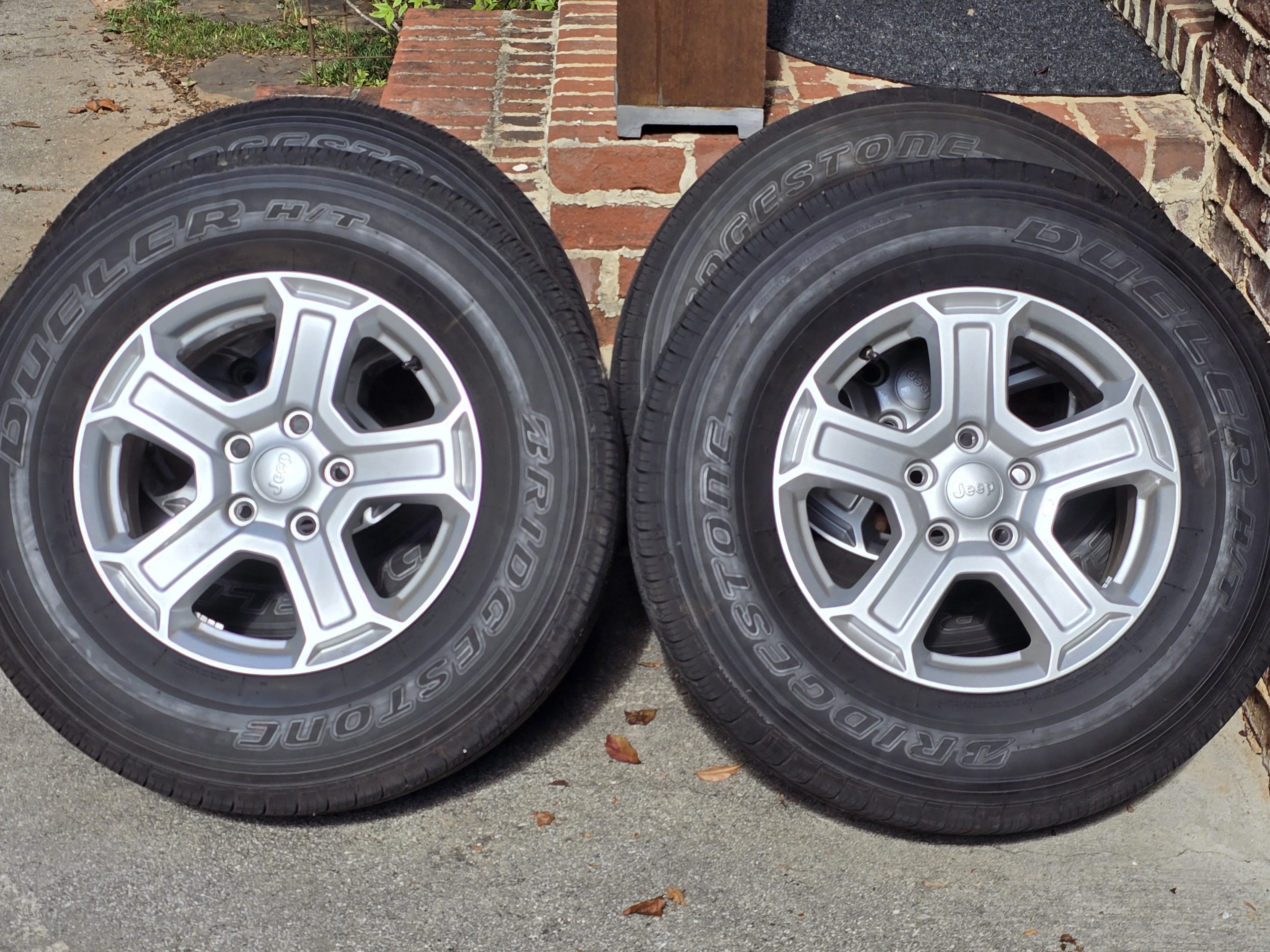 4 x Jeep Wheels/Tires 245/75 R17 – Stock Wheels/Bridgestone Dueler Tires