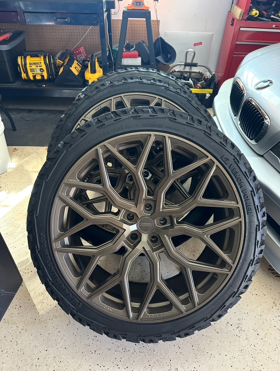 24” Vossen HF2’s – Bronze – Venom Tires