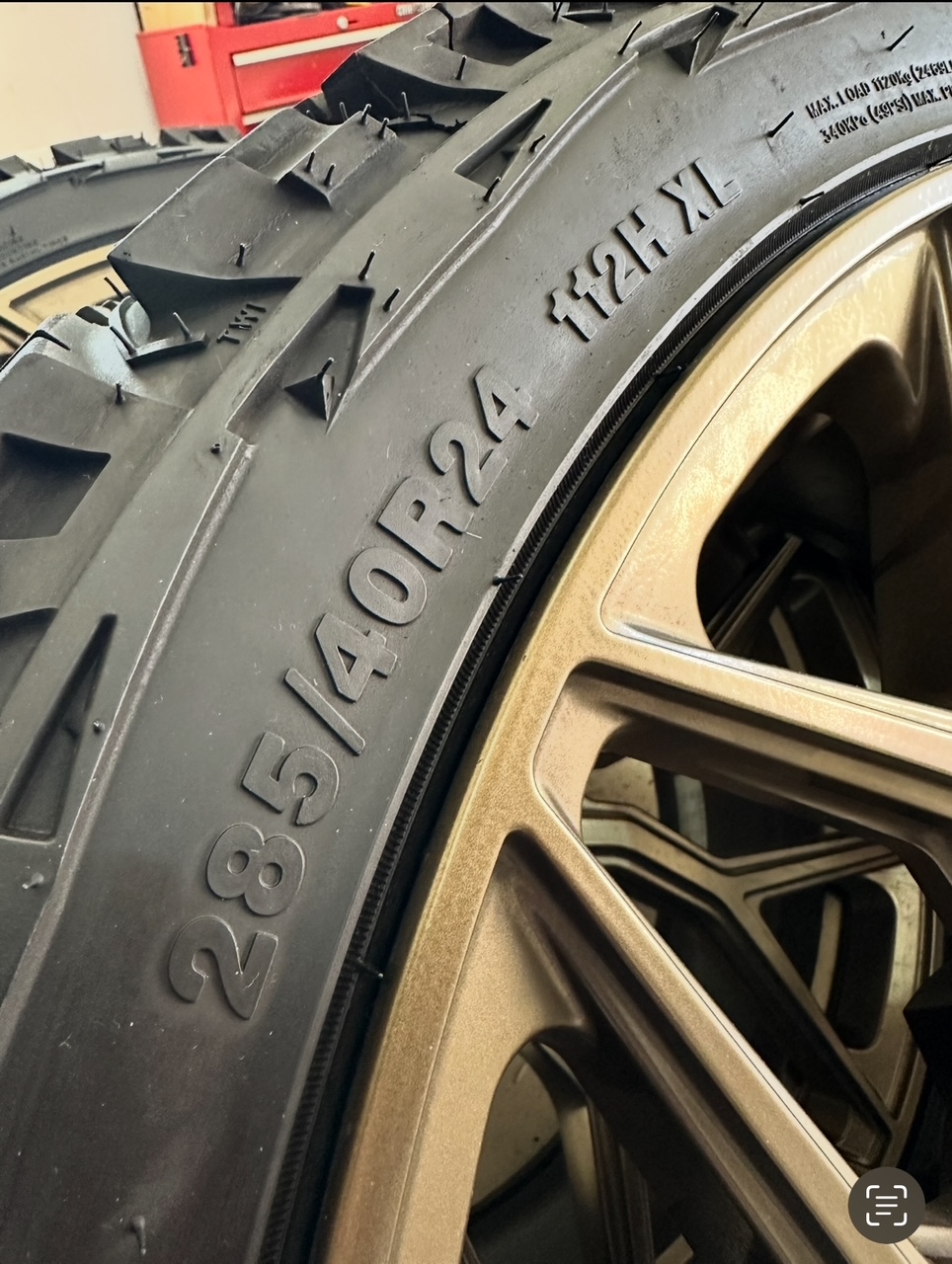 24” Vossen HF2’s – Bronze – Venom Tires