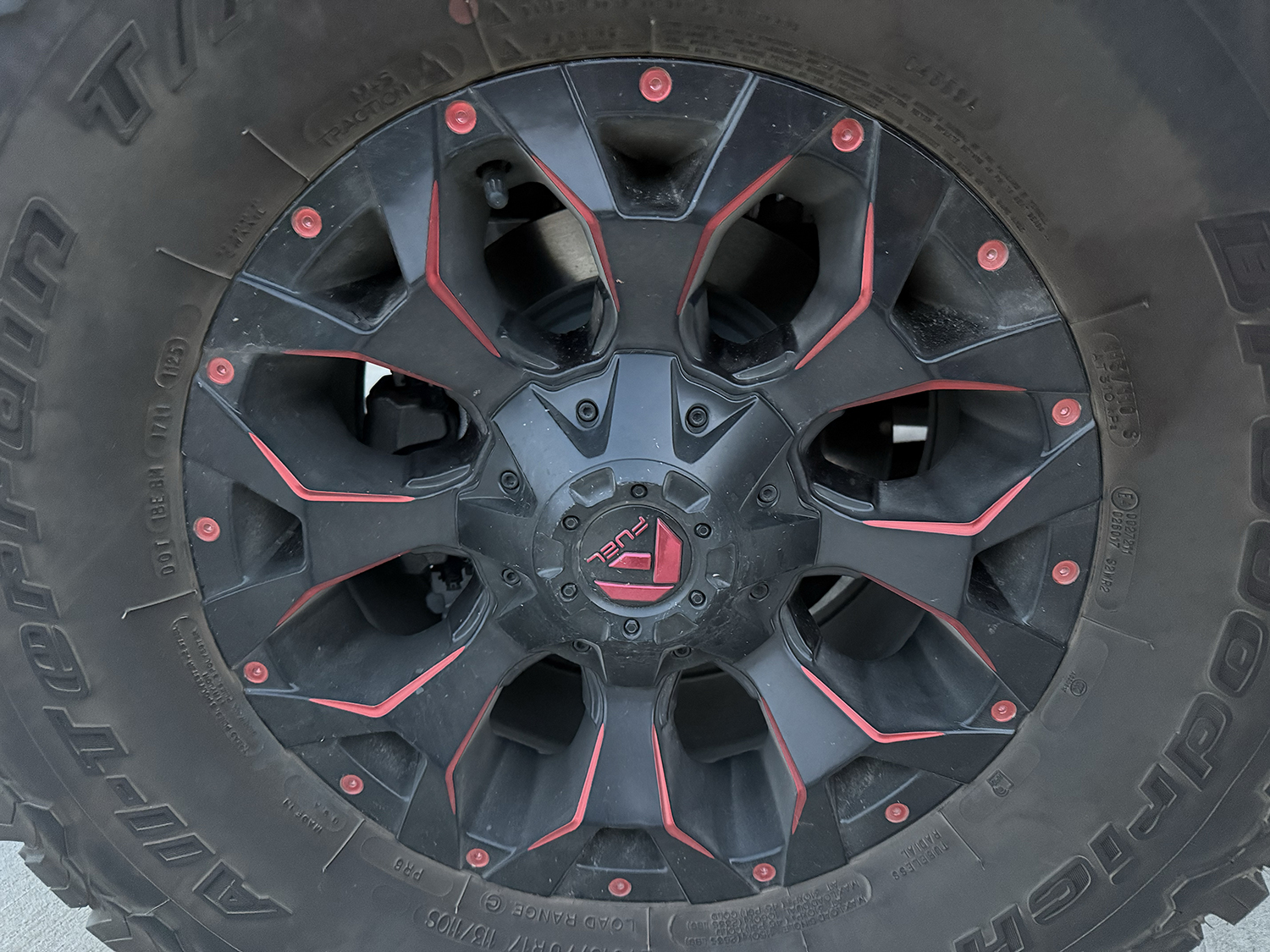 17″ FUEL OFF-ROAD ASSAULT 17X9, 5X127/5.5 BLACK & RED RIMS W/ 35″ TIRES