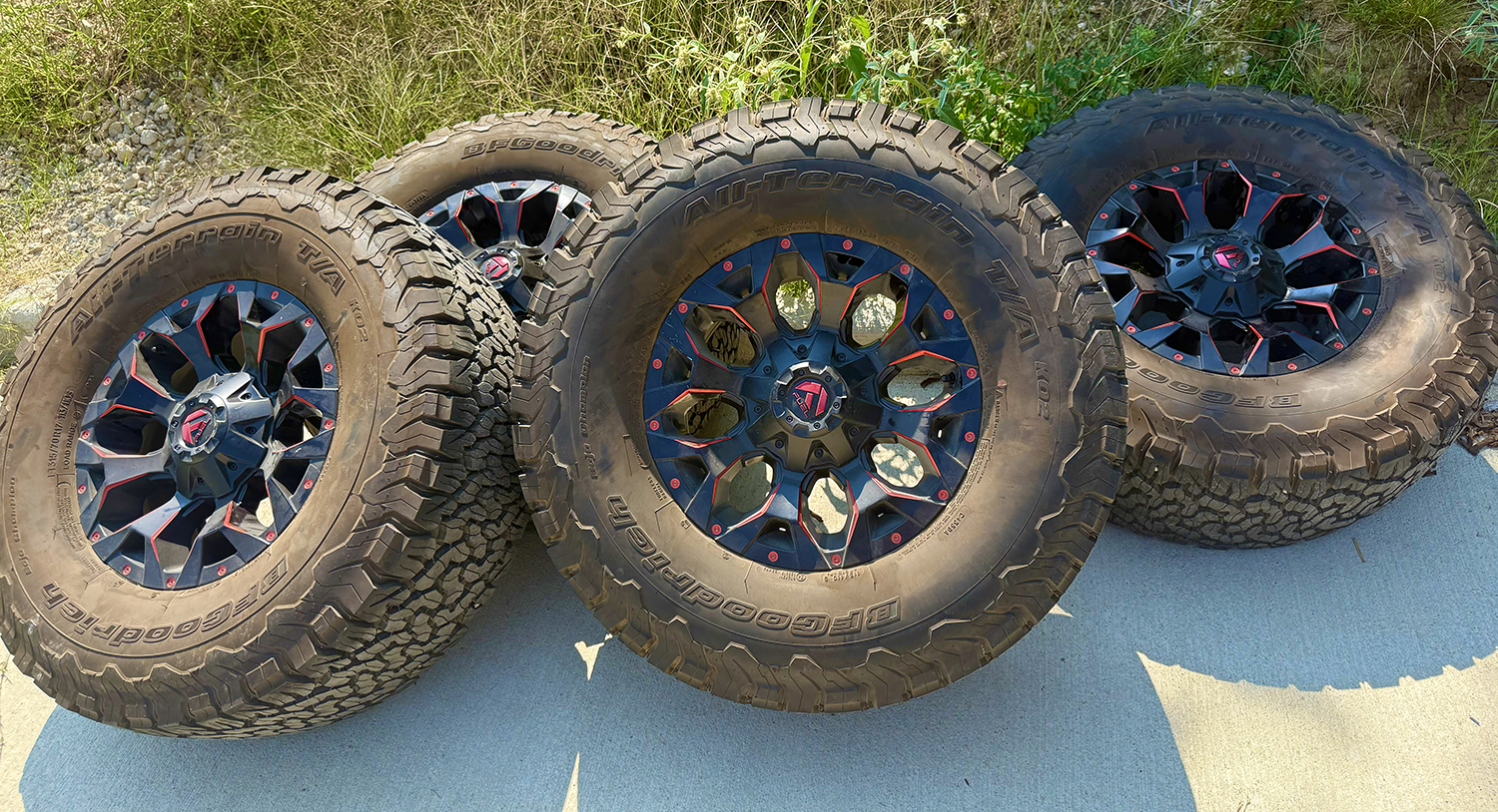 17″ FUEL OFF-ROAD ASSAULT 17X9, 5X127/5.5 BLACK & RED RIMS W/ 35″ TIRES