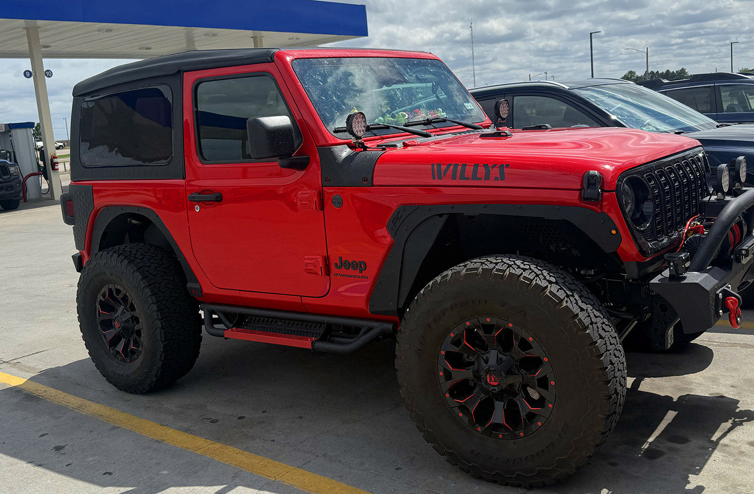 17″ FUEL OFF-ROAD ASSAULT 17X9, 5X127/5.5 BLACK & RED RIMS W/ 35″ TIRES