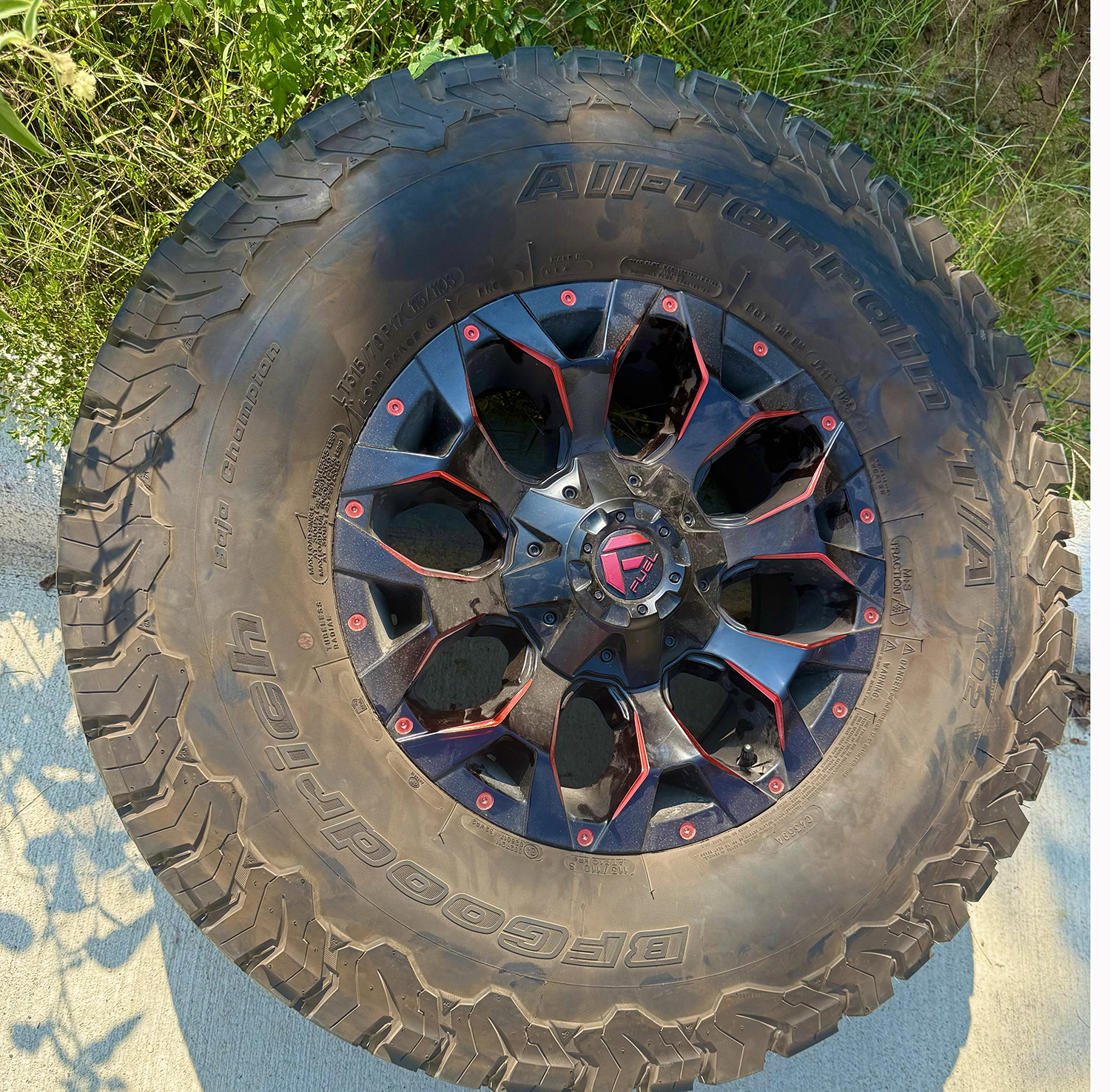 17″ FUEL OFF-ROAD ASSAULT 17X9, 5X127/5.5 BLACK & RED RIMS W/ 35″ TIRES