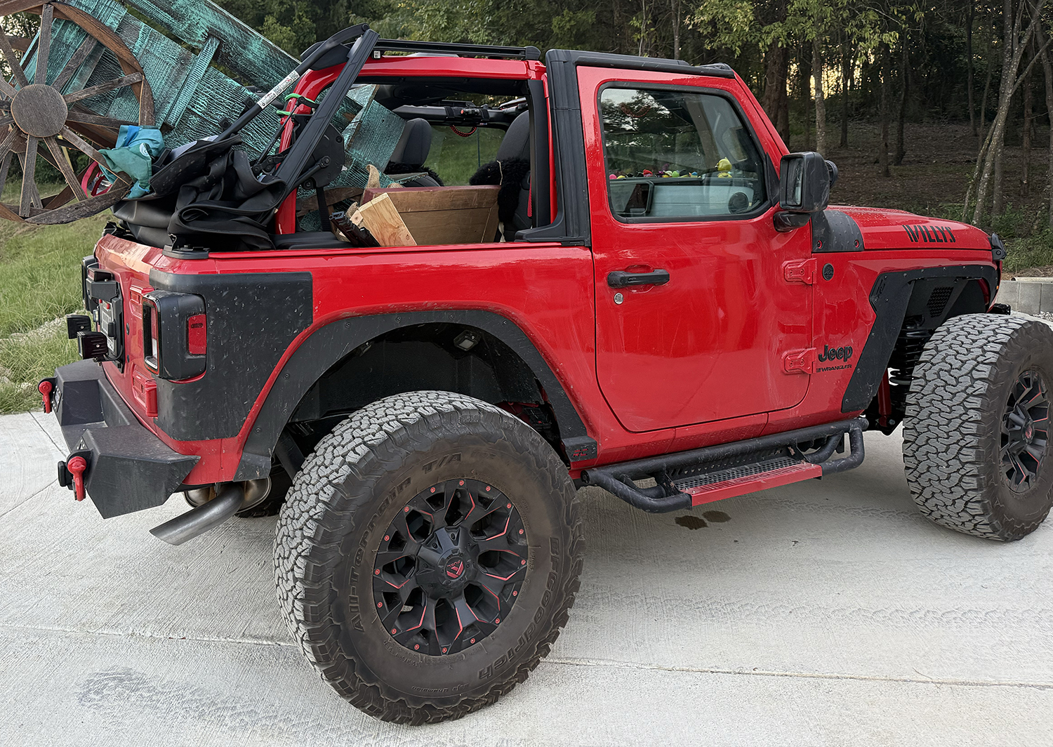 17″ FUEL OFF-ROAD ASSAULT 17X9, 5X127/5.5 BLACK & RED RIMS W/ 35″ TIRES